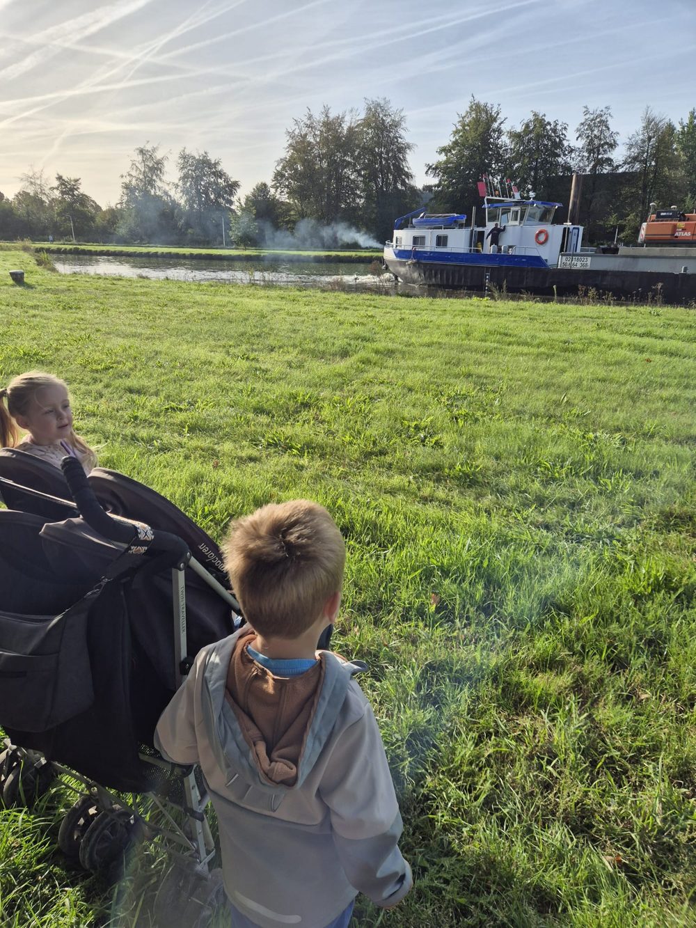 Kijken naar een boot op het kanaal tijdens een wandeling