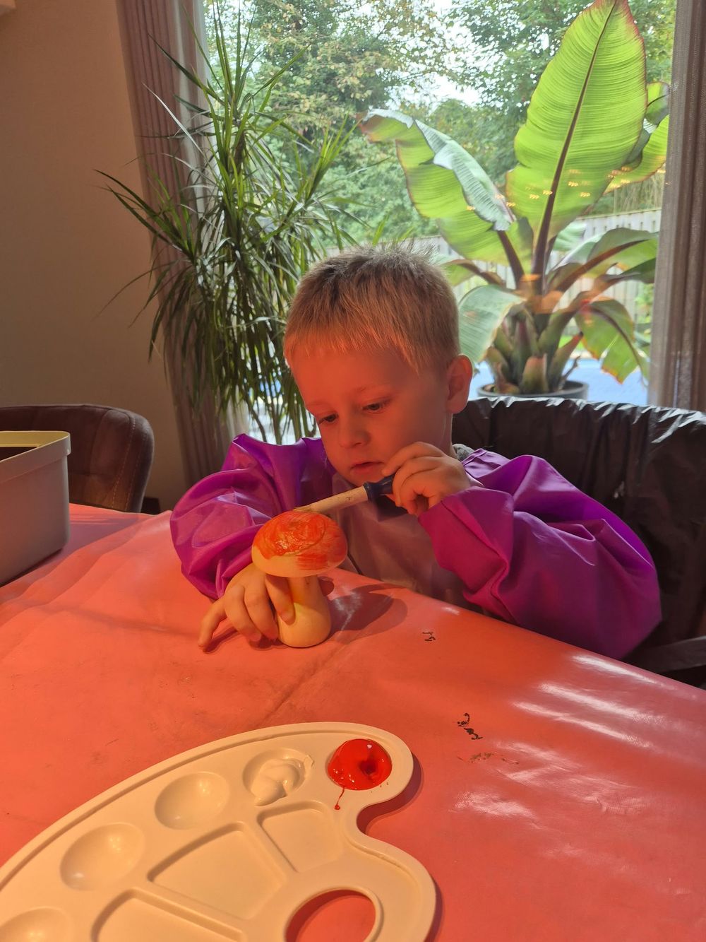 Schilderen met rode verf aan tafel